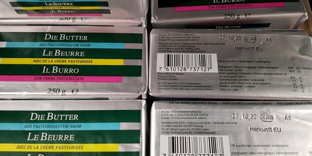 Nur wenn die Konsumenten genau hinschauen, werden sie über die Herkunft der Milch informiert. (Bild SBV)