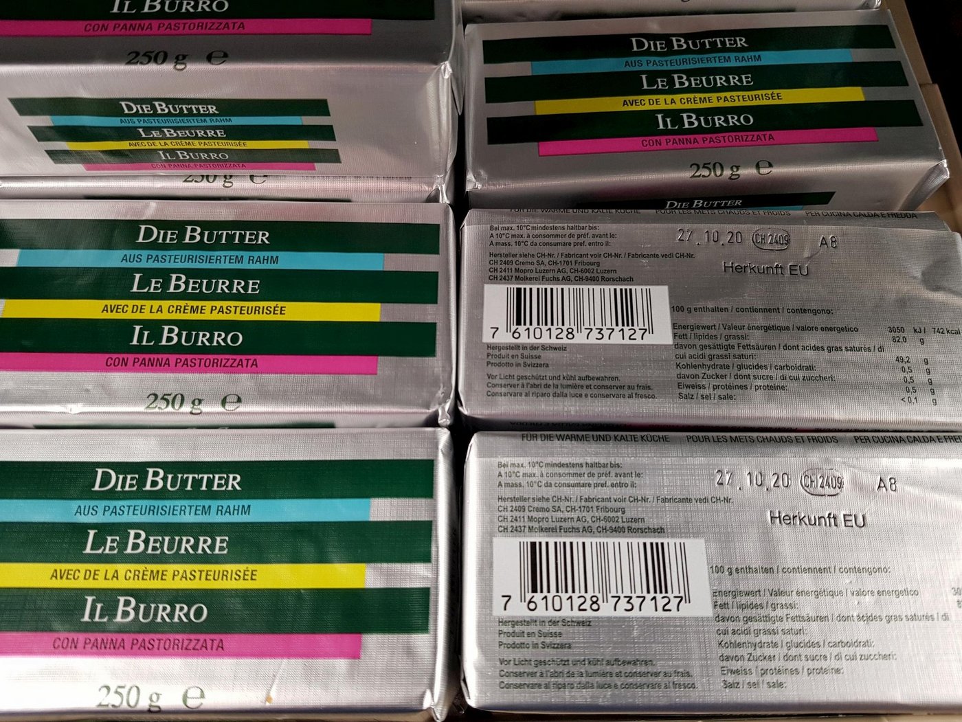 Nur wenn die Konsumenten genau hinschauen, werden sie über die Herkunft der Milch informiert. (Bild SBV)