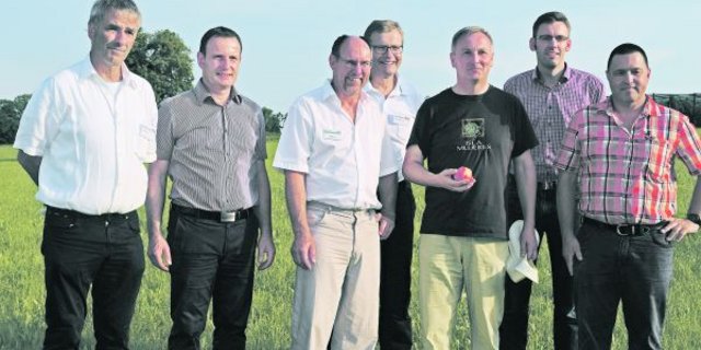 Sie diskutierten über den Pflanzenschutz im Obstbau (v. l. n. r.): Michael Baldenhofer, Benno Neff, Urs Müller, Bernhard Müller, Manfred Büchele, Frank Burose und Jörg Streckeisen. (Bild sgi)