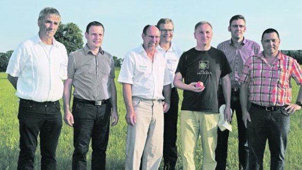 Sie diskutierten über den Pflanzenschutz im Obstbau (v. l. n. r.): Michael Baldenhofer, Benno Neff, Urs Müller, Bernhard Müller, Manfred Büchele, Frank Burose und Jörg Streckeisen. (Bild sgi)