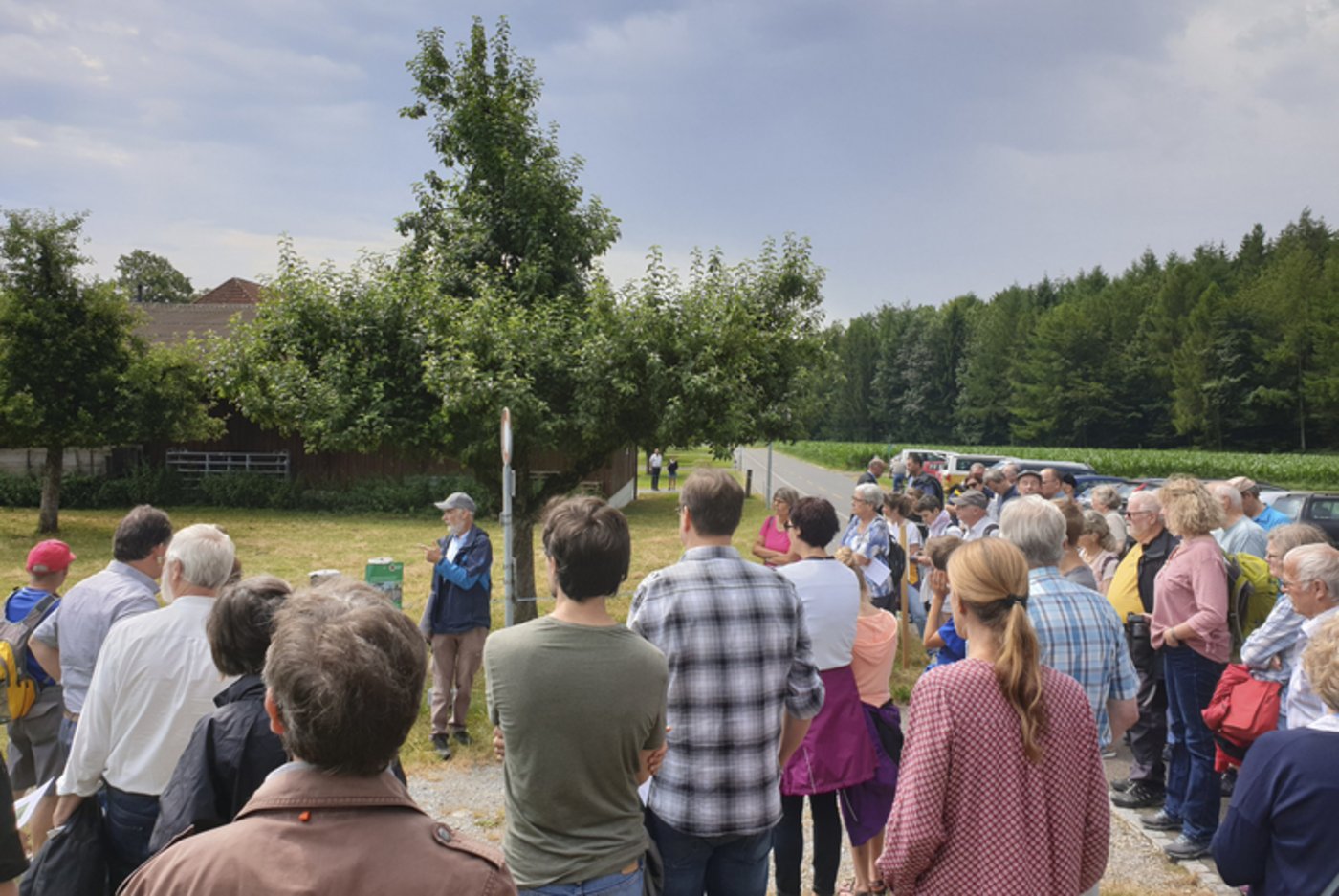 Hans Ramseier von der HAFL erklärt den Interessierten die verschiedenen Massnahmen.