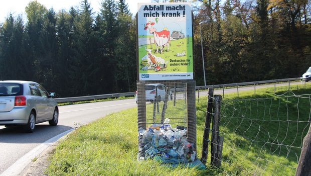 Parasiten verursachen mehr tote Nutztiere als der Wolf, keine Zahlen für Littering Die Littering-Kampagne des SBV soll Passanten dazu anhalten, Abfall ordnungsgemäss zu entsorgen. (Bild: SBV)