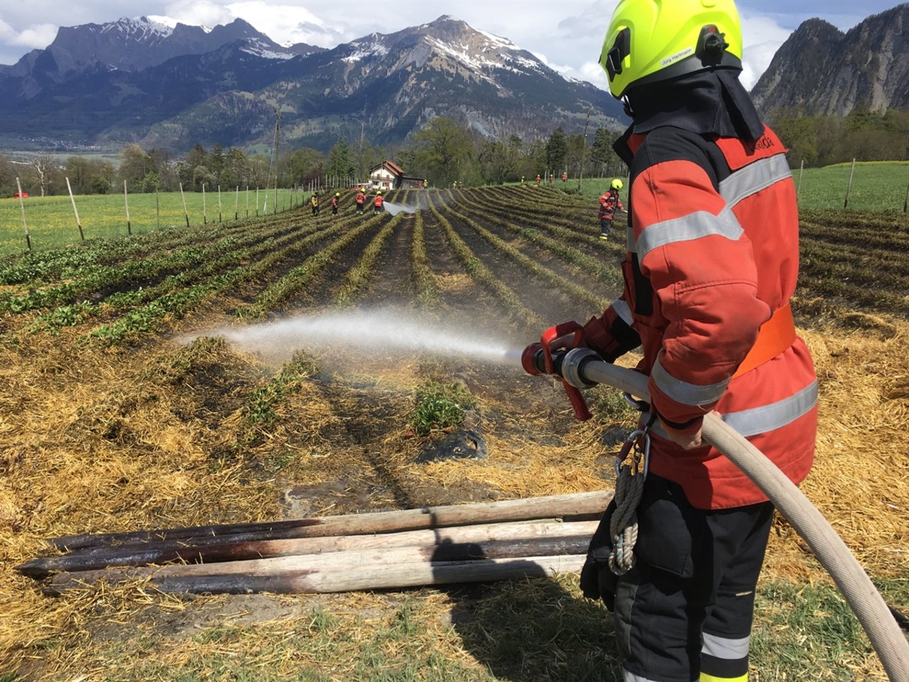 ie Feuerwehr Calanda rückte mit 25 Einsatzkräften aus. (Bild Kantonspolizei Graubünden)