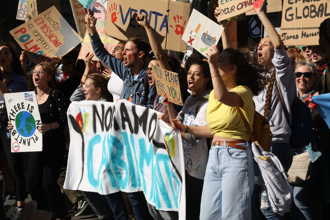 Demonstrierende mit Forderungen auf Bannern und Kartons. (Bild Jan Hostettler)