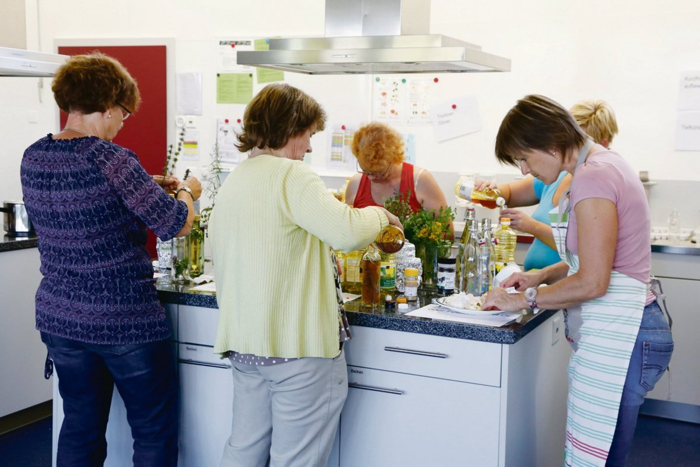 Weiterbildungskurse sind teilweise weiterhin möglich, jedoch unter strengen Schutzmassnahmen. Die Abstandsregeln sind einzuhalten und es gilt Maskenpflicht – dieses Bild entstand, bevor die Massnahmen verschärft wurden. (Archivbild BauZ)