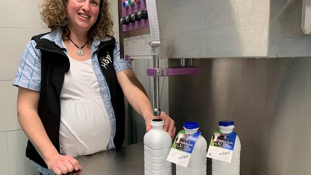 500 bis 600 Liter Heumilch pasteurisiert und homogenisiert Cornelia Höpli zweimal die Woche. Neuerdings erleichtert eine Anlage das Abfüllen in die 1-Liter-Flaschen. (Bild Ruth Bossert)