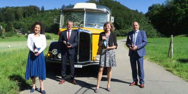 Staatsschreiberin Vincenza Trivigno; Roland Michel, Präsident Branchenverband Aargauer Wein; Grossratspräsidentin Edith Saner; Landammann und Landwirtschaftsdirektor Markus Dieth (v.l.n.r.). (Bild Kt. Aargau)