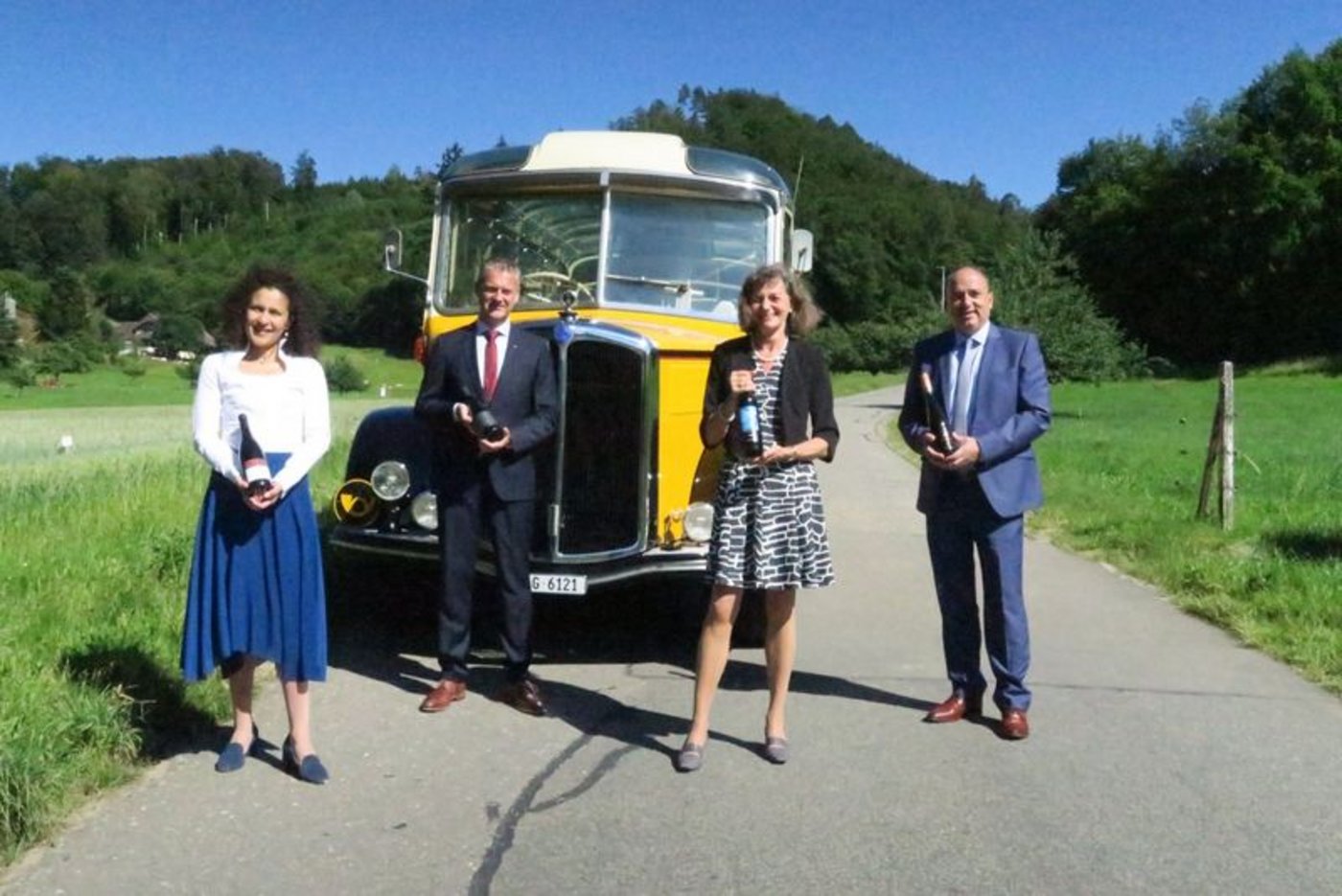 Staatsschreiberin Vincenza Trivigno; Roland Michel, Präsident Branchenverband Aargauer Wein; Grossratspräsidentin Edith Saner; Landammann und Landwirtschaftsdirektor Markus Dieth (v.l.n.r.). (Bild Kt. Aargau)