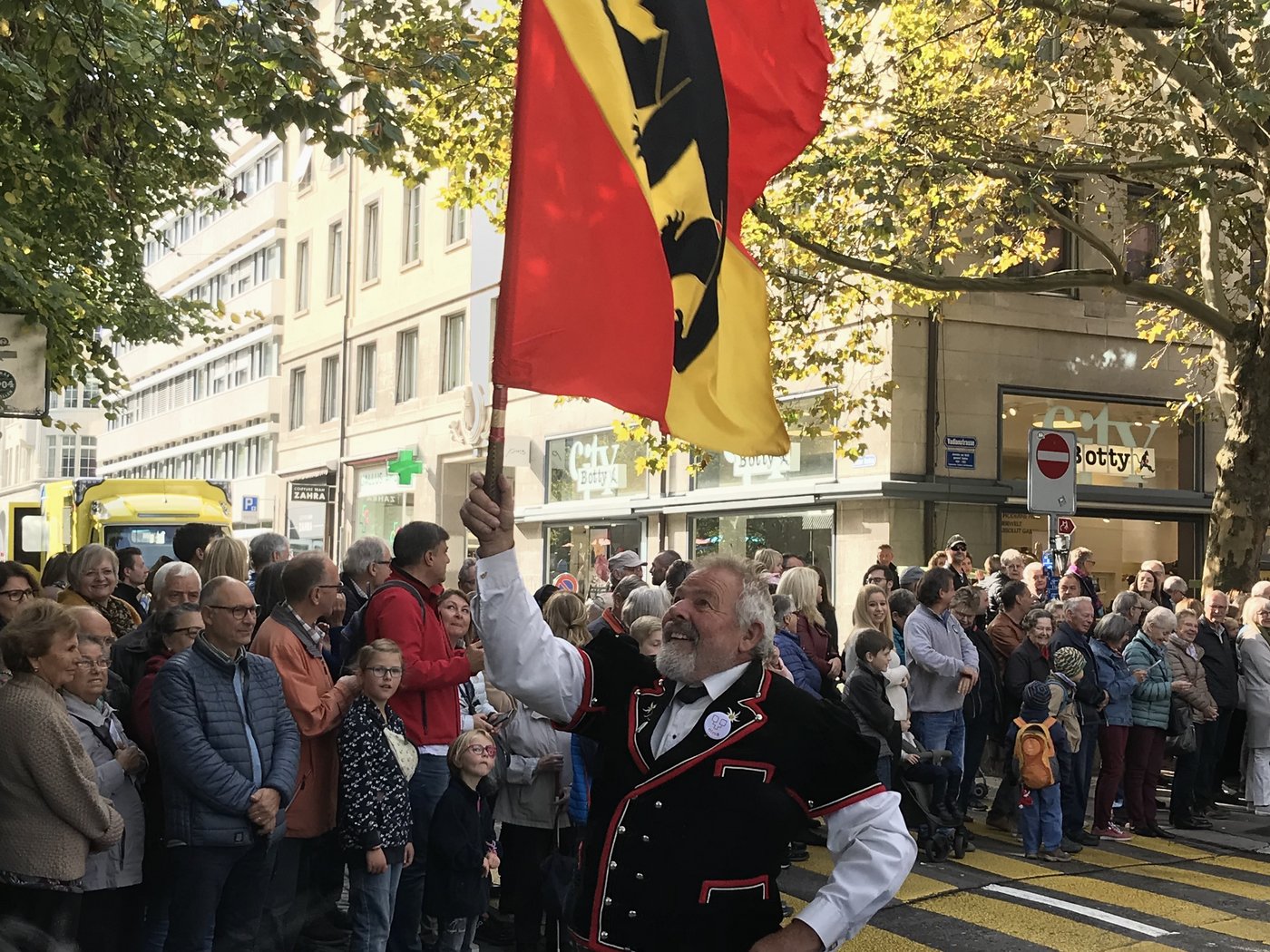 Fahnenschwingen macht gute Laune, wie unser dieser Berner zeigt.