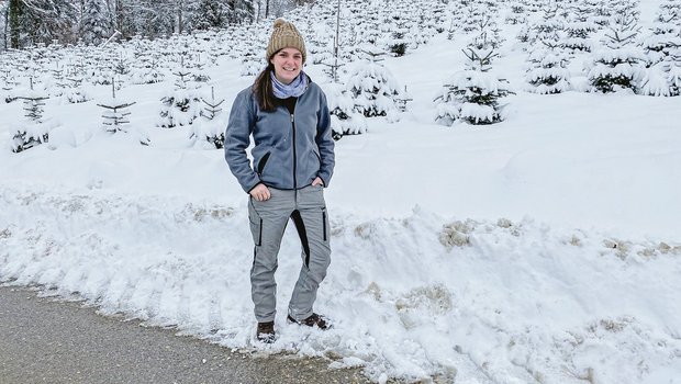 Die Arbeit in den Christbäumen ist für Franziska Steiner-Kaufmann ein guter Ausgleich zu ihren anderen kopflastigen Tätigkeiten. (Bild jw)