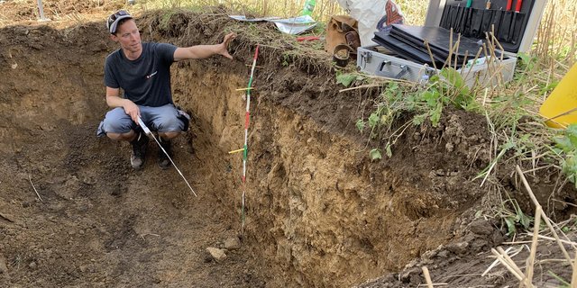 Olivier Heller von Agroscope Reckenholz beschreibt die Entstehung der Böden auf der Brämenhöchi. Dieses Wissen hilft, die Böden standortgemäss und damit optimal zu bewirtschaften. (Bild Stefan Odermatt) 
