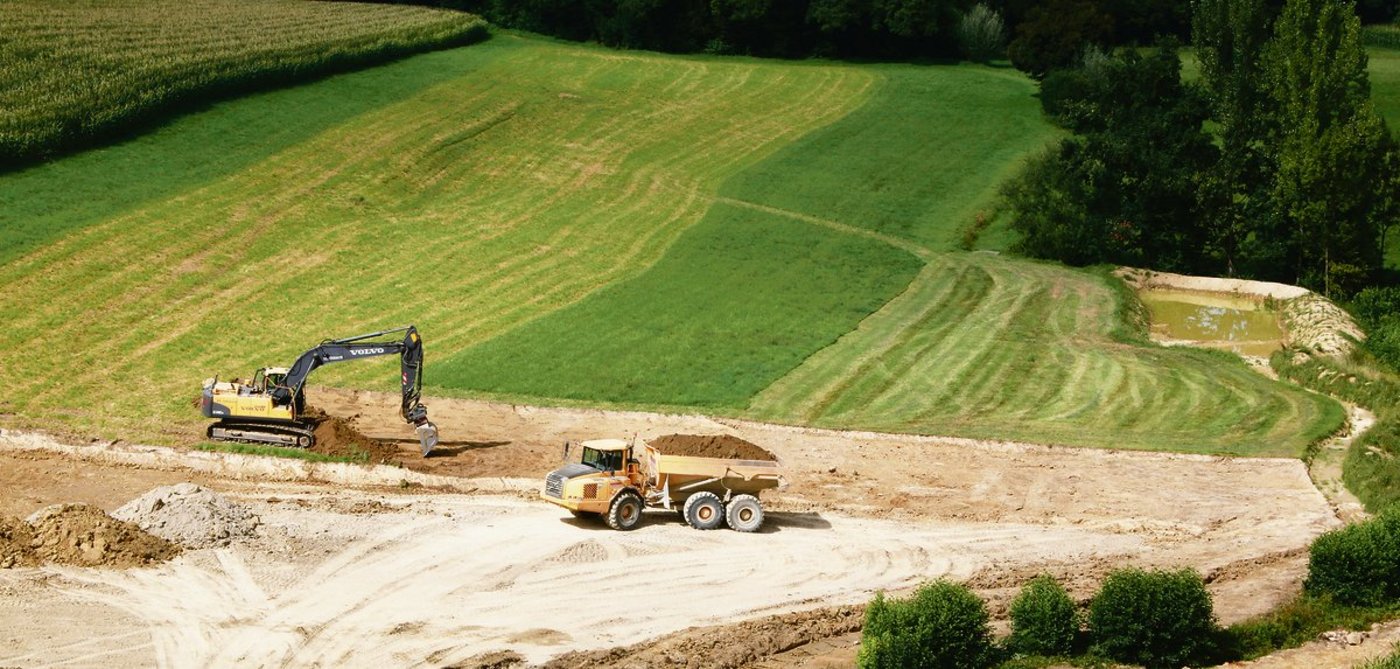 Diese Parzelle wird für die Aufschüttung mit Aushub vorbereitet. Der Humus wird abgetragen und in einem anderen Bereich direkt für die Rekultivierung verwendet.(Bild Heinz Abegglen)