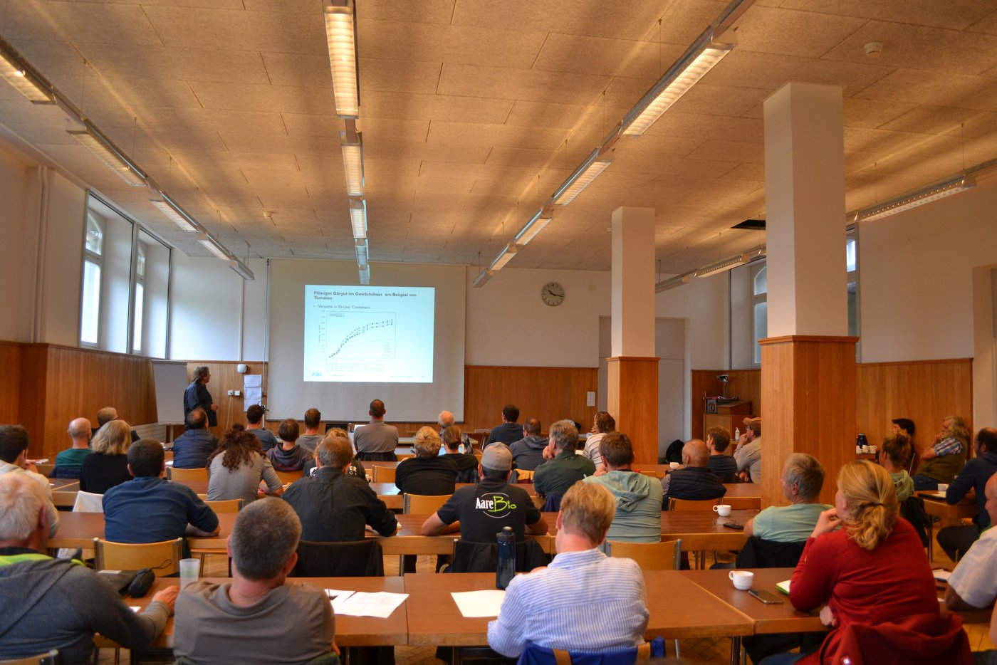Der Saal auf der Bio-Schwand in Münsingen war anlässlich des Erfahrungsaustauschs über Biogemüse und dessen Düngung gut besucht. Das Interesse für betriebseigene, organische Düngemittel war gross. (Bild BauernZeitung/Sera Hostettler)