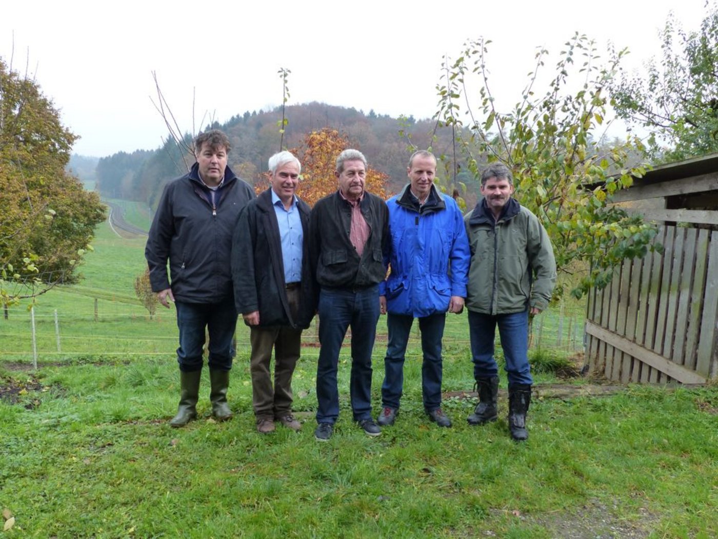 Informieren zur Umsetzung des Gewässerschutzgesetzes (v. l. n. r.): Ferdi Hodel (ZBV), Hans Frei (ZBV), Peter Leumann (FKZ), Andreas Buri (ZBV, betroffener Landwirt) und Urs Denzler (betroffener Landwirt). (Bild zVg)