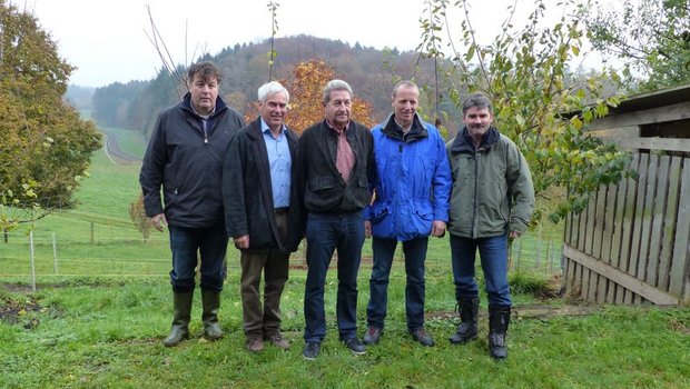 Informieren zur Umsetzung des Gewässerschutzgesetzes (v. l. n. r.): Ferdi Hodel (ZBV), Hans Frei (ZBV), Peter Leumann (FKZ), Andreas Buri (ZBV, betroffener Landwirt) und Urs Denzler (betroffener Landwirt). (Bild zVg)