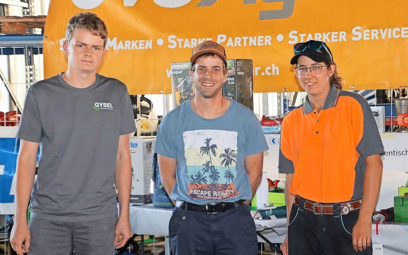 Die beiden Sieger Levin Gysel (l.) und Lukas Leibundgut (Mitte) mit OK-Mitglied Jasmin Zürrer.