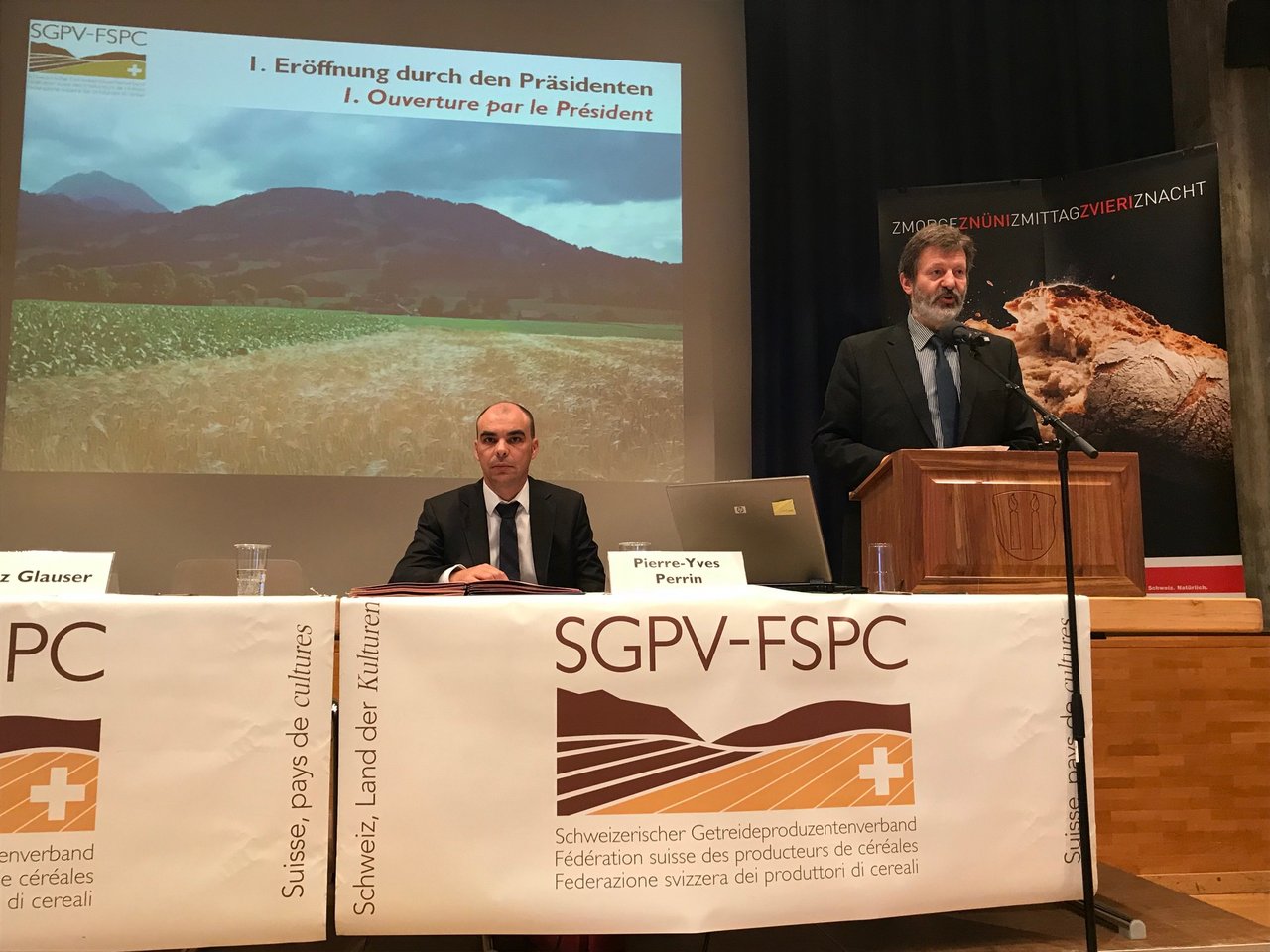 "Hat mans gehört?": Getreideproduzenten-Präsident Fritz Glauser und Direktor Pierre-Yves Perrin ist dank der positiv verlaufenen Abstimmung ein Stein vom Herzen gefallen. (Bild akr)