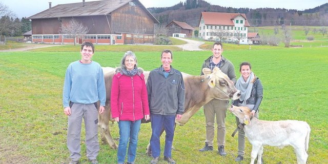 Erfolgreiche ausserfamiliäre Nachfolgeregelung: Simon, Rosmarie und Andreas Zurbrügg haben ihren Betrieb per Anfang Jahr an Christoph und Loretta Odermatt (v.l.n.r.) verkauft. (Bild akr)