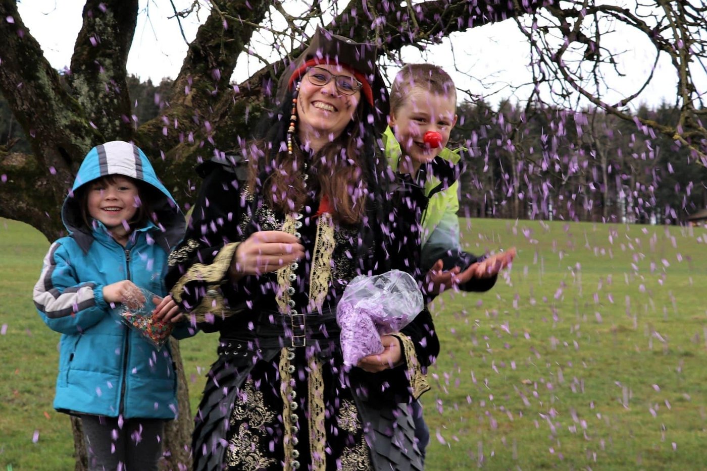Dieses Kostüm trug Astrid Steiner vor einigen Jahren als Guggenmusikerin an der Fasnacht. Im aktuellen Corona-Jahr lässt sie mit ihren Kindern zuhause Konfetti regnen. (Bild Ruth Aerni)