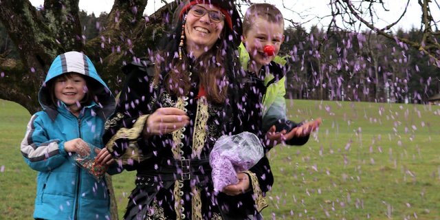 Dieses Kostüm trug Astrid Steiner vor einigen Jahren als Guggenmusikerin an der Fasnacht. Im aktuellen Corona-Jahr lässt sie mit ihren Kindern zuhause Konfetti regnen. (Bild Ruth Aerni)