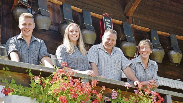 Christian und Barbara Stucki gehen dieses Jahr mit ihren Kindern Martina und Patric den 20. Sommer auf die Alp Steiners Hohberg im Schwarzseegebiet «z’Bärg». 