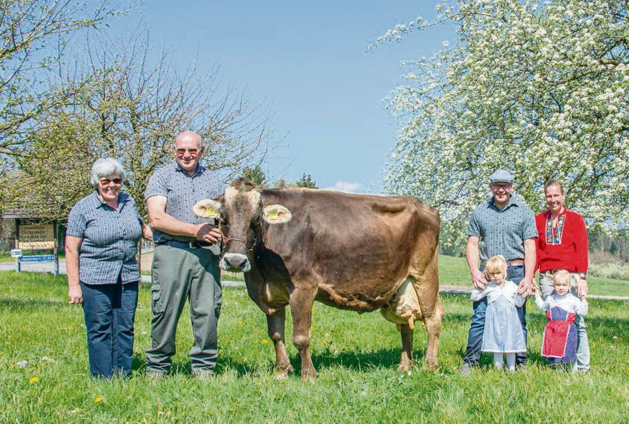 Die Familie Gachnang mit ihrer 100 000er Kuh Viola. Vreni, Gottfried, Urs mit Linda, Christina mit Larissa (von links). (Bild Hugo Studhalter, Braunvieh Schweiz)