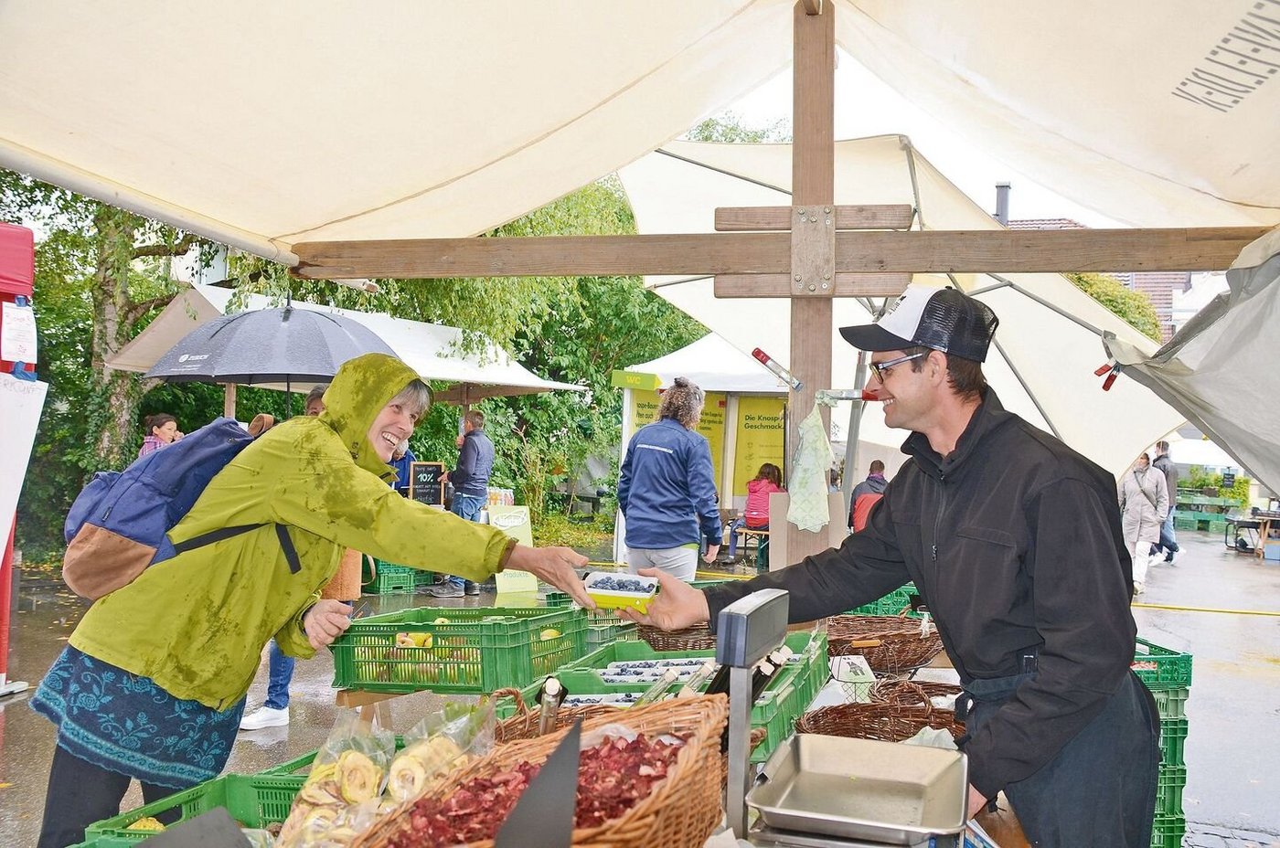 Geschätzte Kontaktpflege zwischen Konsumentin und Produzent auf dem Biomarkt in Weinfelden.