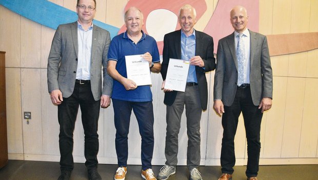 Andreas Vögtli (r.), Präsident Solothurner Bauernverband, und Edgar Kupper (l.), Geschäftsführer ad interim, beglückwünschen die zwei Ehrenmitglieder Heiner Rossel (Zweiter v. l.) und Peter Brügger.