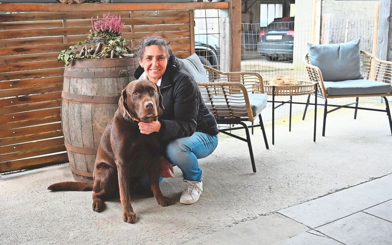 Da Katrin Hofstetter ihre Arbeitstage grösstenteils alleine verbringt, ist Hund Richi ein wichtiger Teil im Leben. Er ist ihr Schatten und ständiger, treuer Begleiter. 