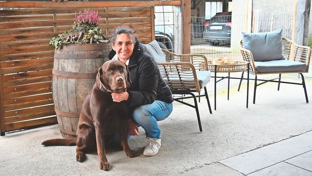 Da Katrin Hofstetter ihre Arbeitstage grösstenteils alleine verbringt, ist Hund Richi ein wichtiger Teil im Leben. Er ist ihr Schatten und ständiger, treuer Begleiter. 