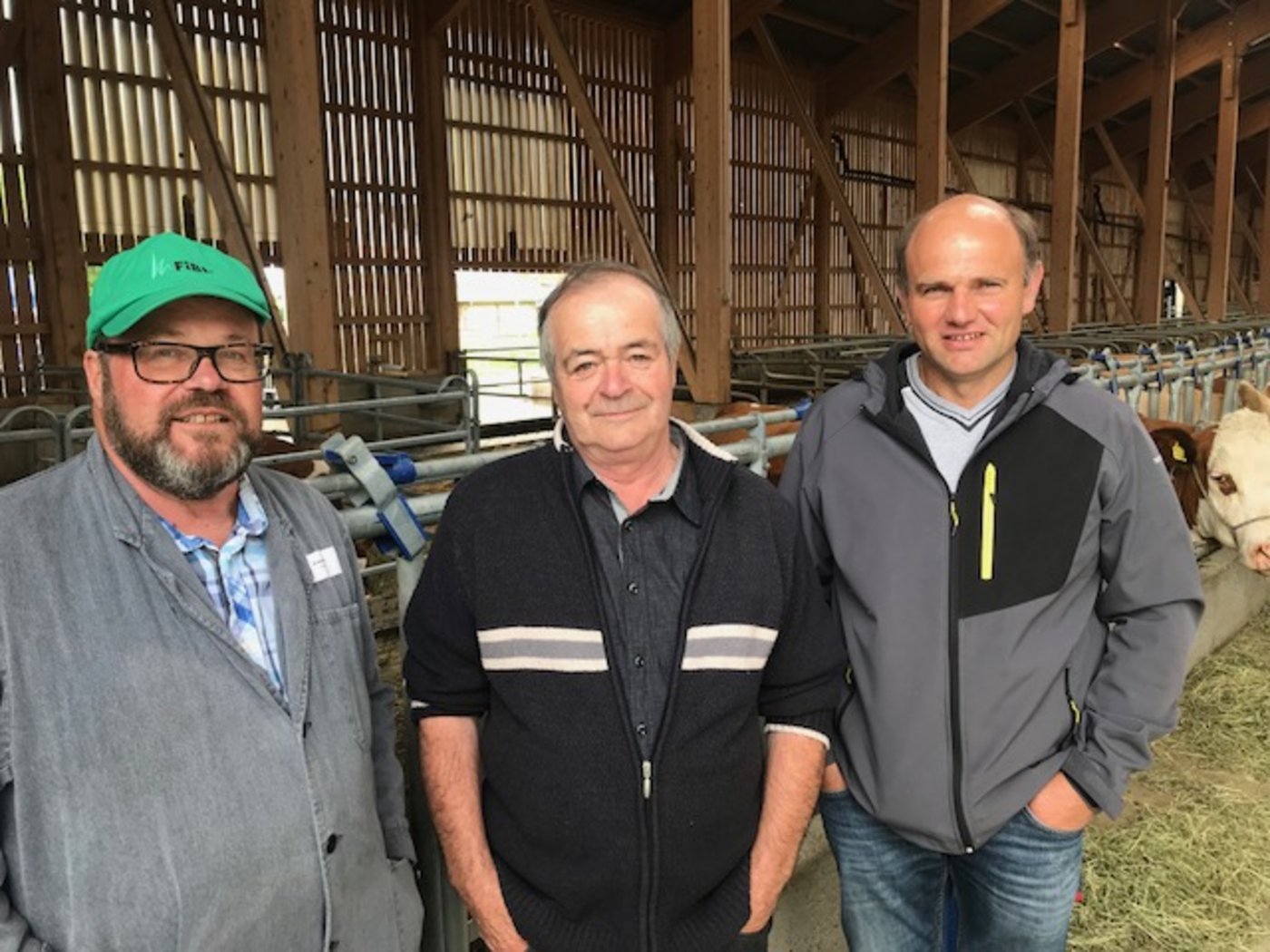 Im Einsatz am Posten zu neuen Ansätzen der Bio-Weiderinderhaltung: Franz J. Steiner vom FiBL mit Edi Haldi und Franz Imboden von Küenzli Pharma (v.l.). (Bild akr)