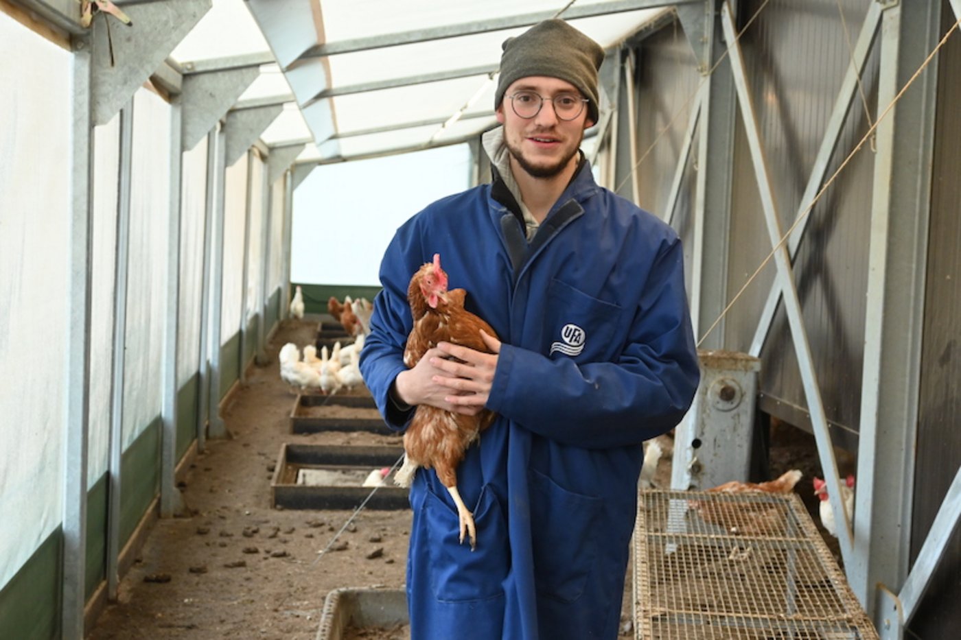 Thibault Studer führt den Betrieb in Lugnez JU mit seine Vater Daniel zusammen in einer Generationengemeinschaft. 