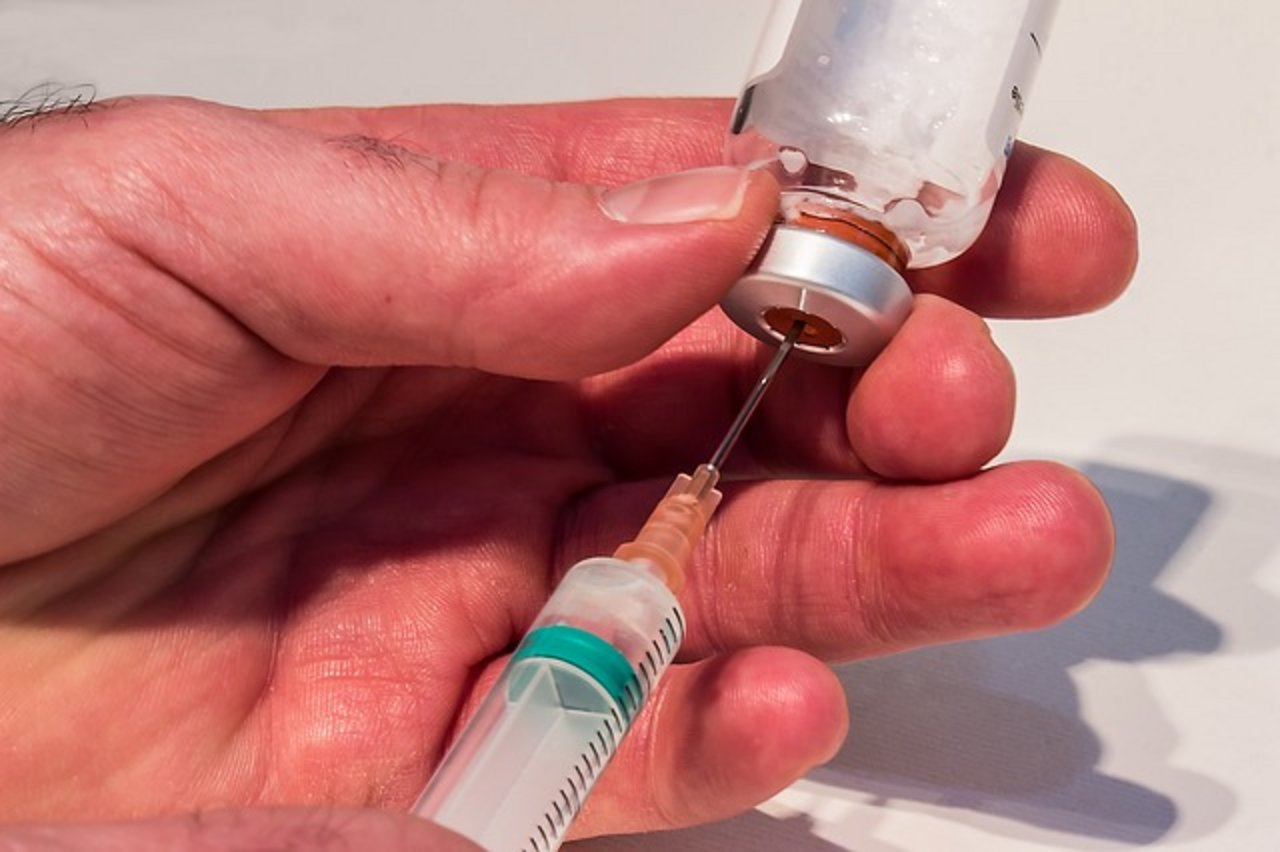 Die Forschenden empfehlen, neben einer Reduktion des Antibiotika-Einsatzes auch über gute Hygiene und Impfungen die Verbreitung resistenter Erreger zu verhindern. (Bild Pixabay)