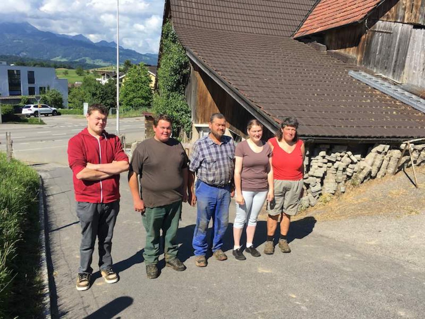 Familie Hofer bittet Bevölkerung um Spenden, damit der Schweinestall an neuer Stelle nochmal aufgebaut werden kann. (Bild rette-hofers-hof.ch)