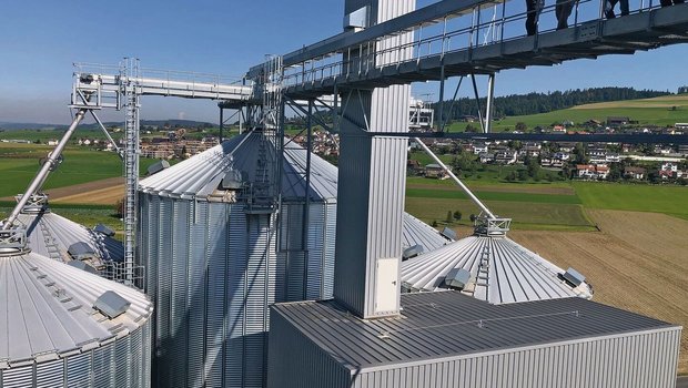 Hier fliesst viel Getreide zusammen: ein Überblick von den mächtigen Hochsilos der Landi Luzern West in Ruswil. 