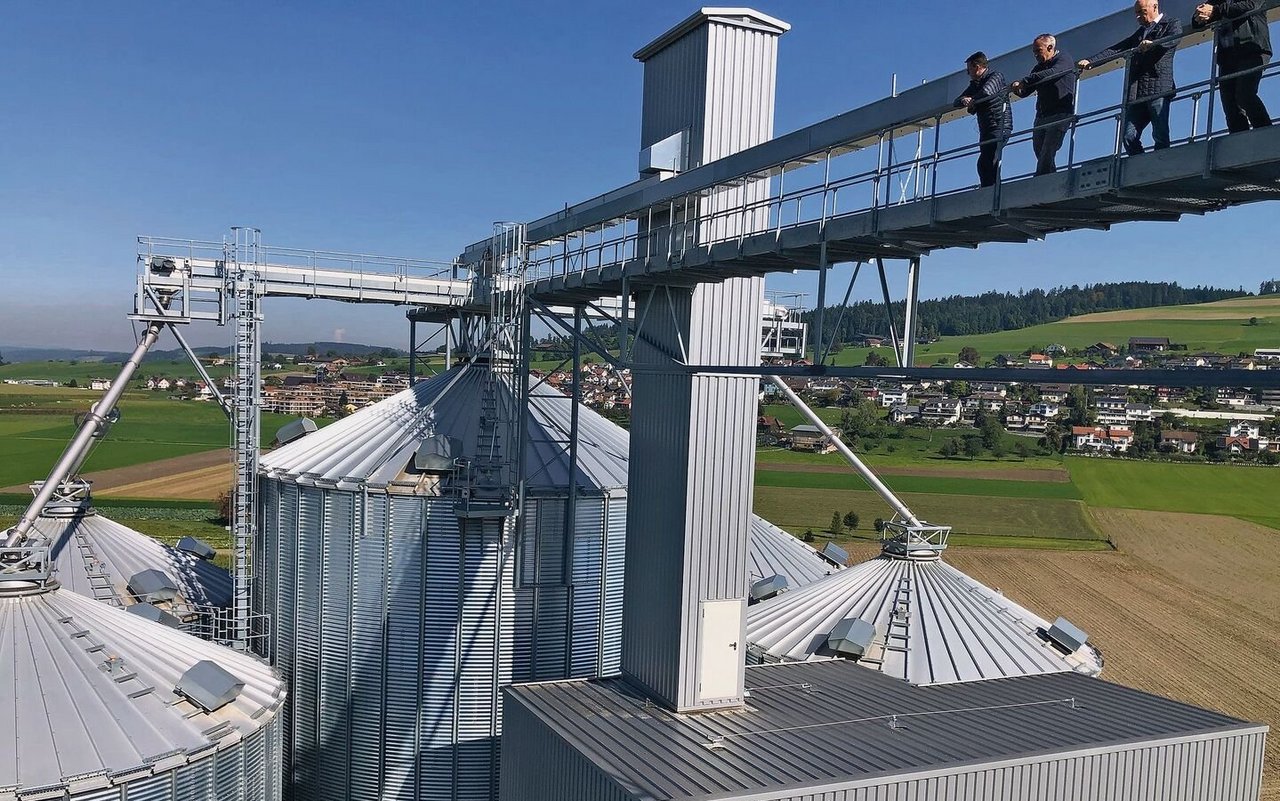 Hier fliesst viel Getreide zusammen: ein Überblick von den mächtigen Hochsilos der Landi Luzern West in Ruswil. 