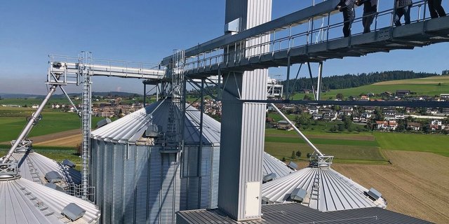 Hier fliesst viel Getreide zusammen: ein Überblick von den mächtigen Hochsilos der Landi Luzern West in Ruswil. 