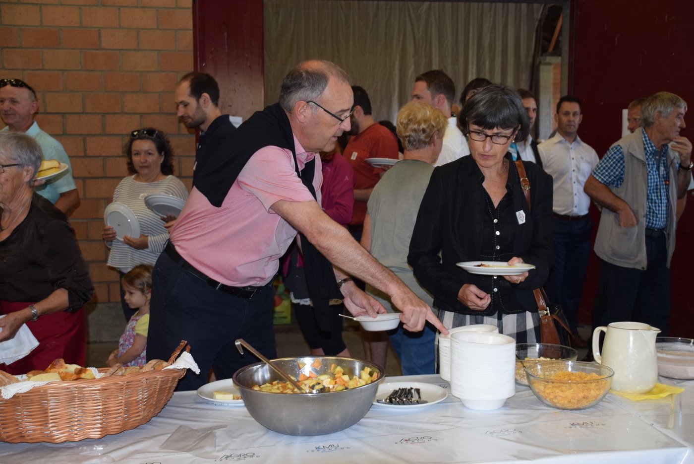 Bundesrat Guy Parmelin nahm seine Ehefrau Caroline mit an den 1.August-Brunch der Familie Siegenthaler in Münsingen BE, die...