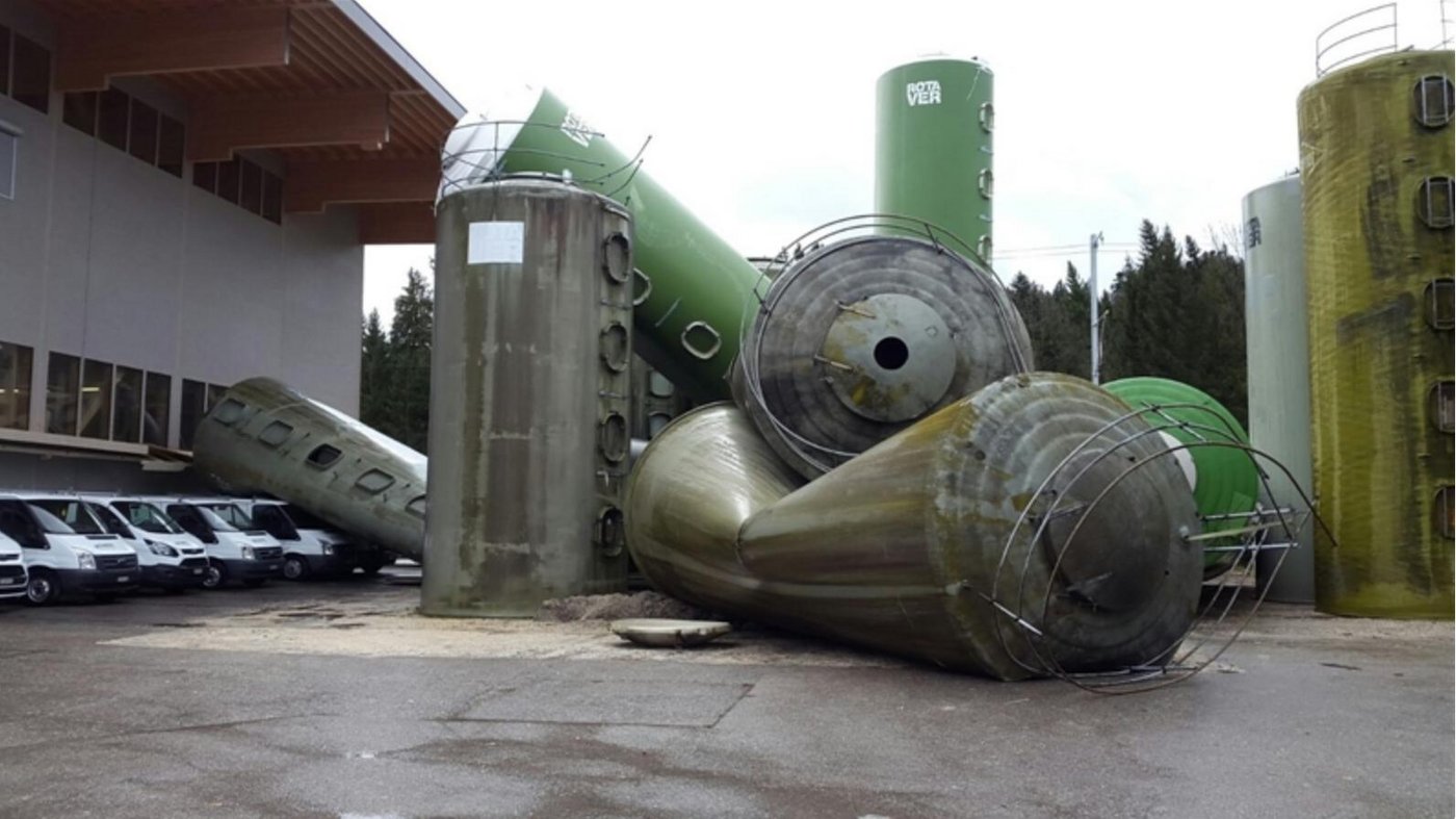 Sturmtief Burglind hat auch auf dem Areal der Rotaver Composites AG in Ramsei gewütet. Die zerstörte Anlage gleicht hier einer Hand voll verdrückter Aludosen. (Bild Daniel Siegenthaler)