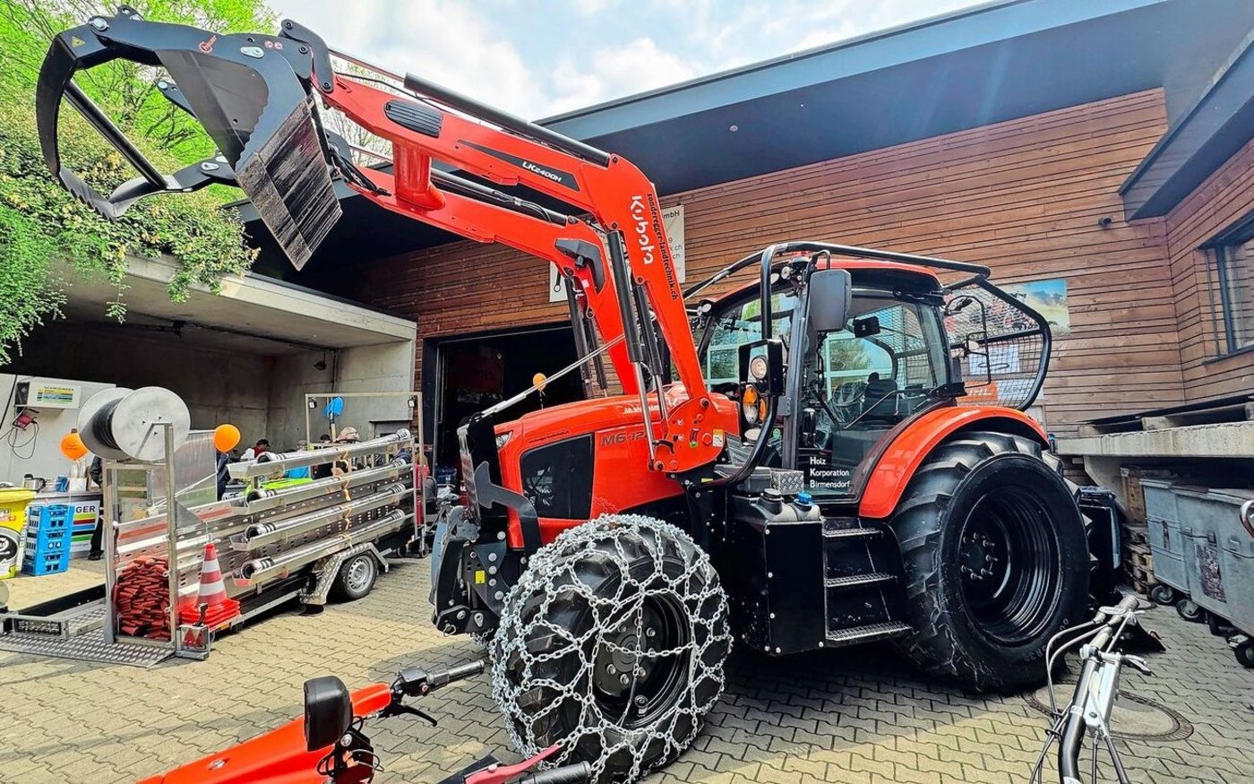 Der Kubota M6 mit 120 PS inkl. Sonderanfertigung mit Seilwinde und angebautem Frontlader für den Forst. Eingesetzt wird er von der Holzkorporation Birmensdorf. 