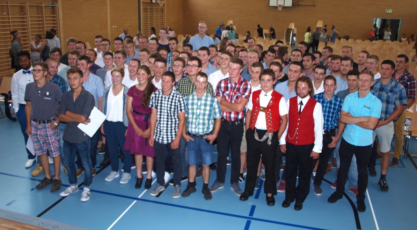 76 Landwirte und Landwirtinnen haben auf dem Arenenberg  ihr Diplom entgegengenommen. (Bild Mario Tosato)