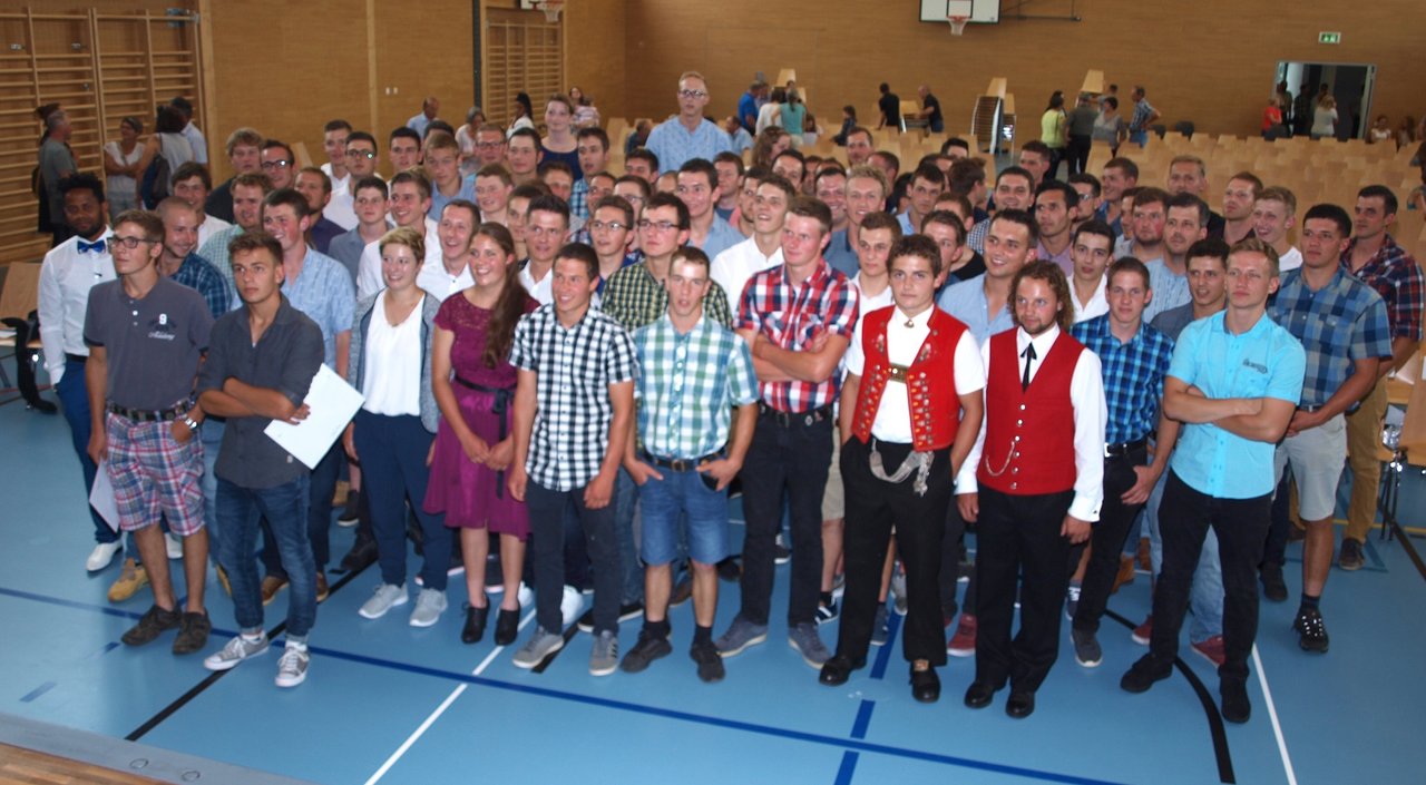 76 Landwirte und Landwirtinnen haben auf dem Arenenberg ihr Diplom entgegengenommen. (Bild Mario Tosato)