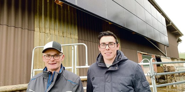 Beat und Sohn Raphael Heini (r.) vor der Fassade, beim Auslauf. Hier wird von den PV-Modulen vor allem abends noch Solarstrom produziert, der selber genutzt werden kann. (Bilder Josef Scherer)