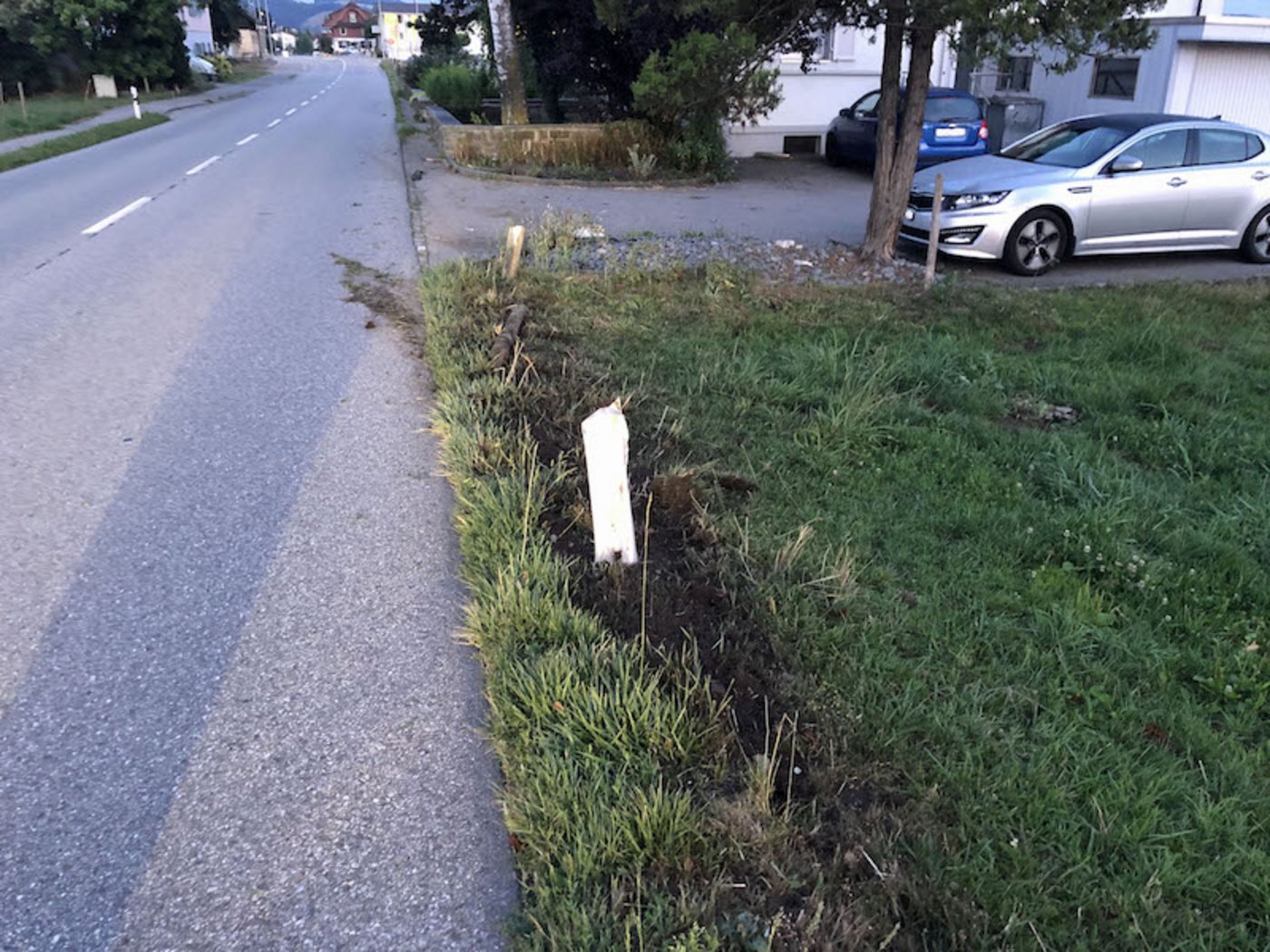 Der Fahrzeuglenker entfernte sich von der Unfallstelle, ohne sich um den entstandenen Schaden zu kümmern. (Bild Kantonspolizei Luzern)