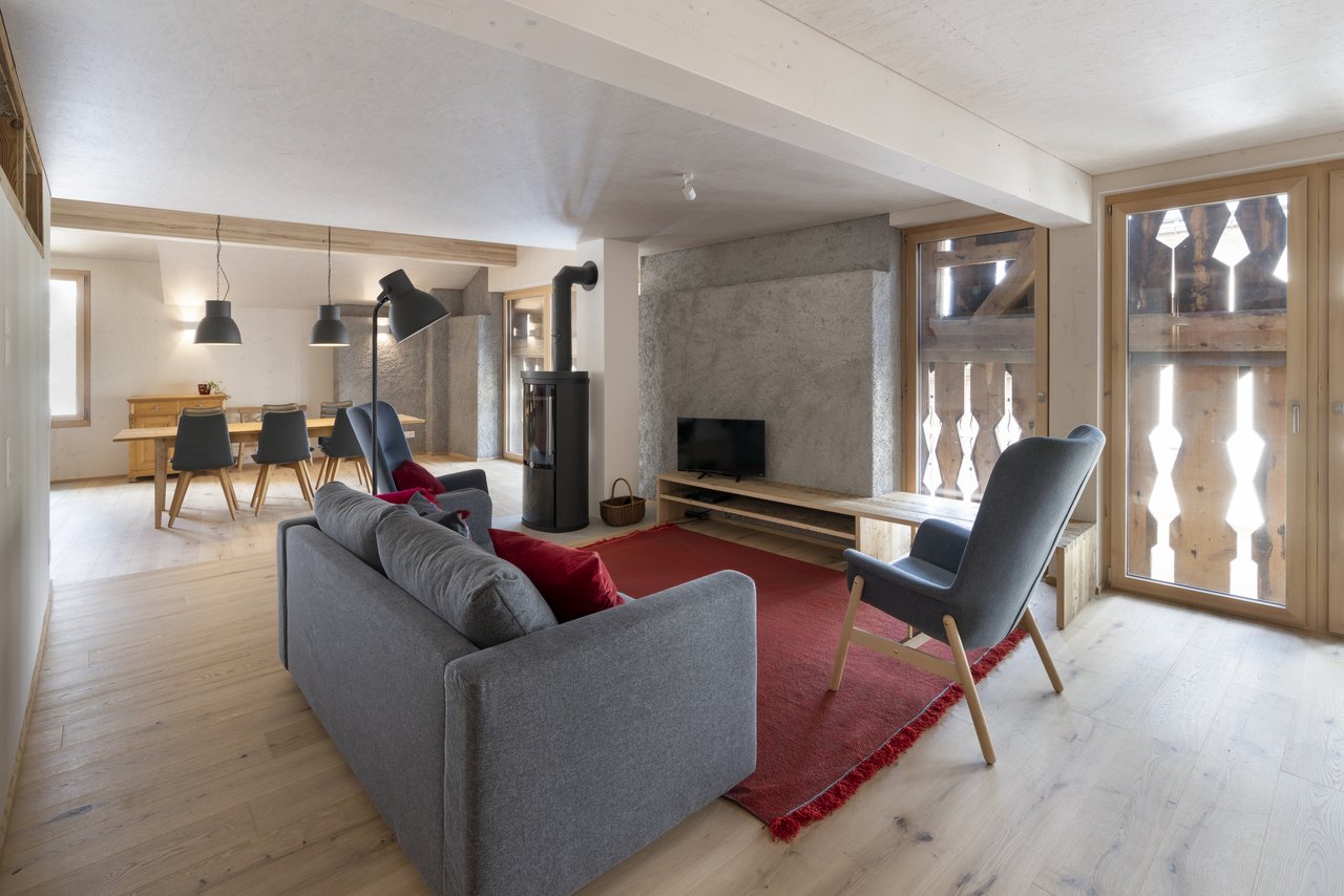 Modernes Design in Kombination mit traditionellen Elementen wie etwa ein alter Holzofen sind ein Merkmal der Ferienwohnungen auf dem Betrieb Bio Bergün. (Bild: Hannah Bichay)