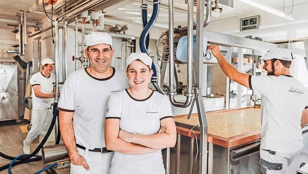 Hans Aschwanden mit Tochter und Betriebsnachfolgerin Selina Aschwanden in der Bergkäserei in Seelisberg.