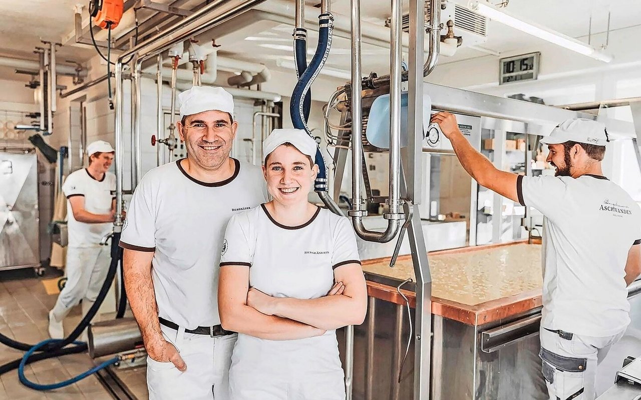 Hans Aschwanden mit Tochter und Betriebsnachfolgerin Selina Aschwanden in der Bergkäserei in Seelisberg.