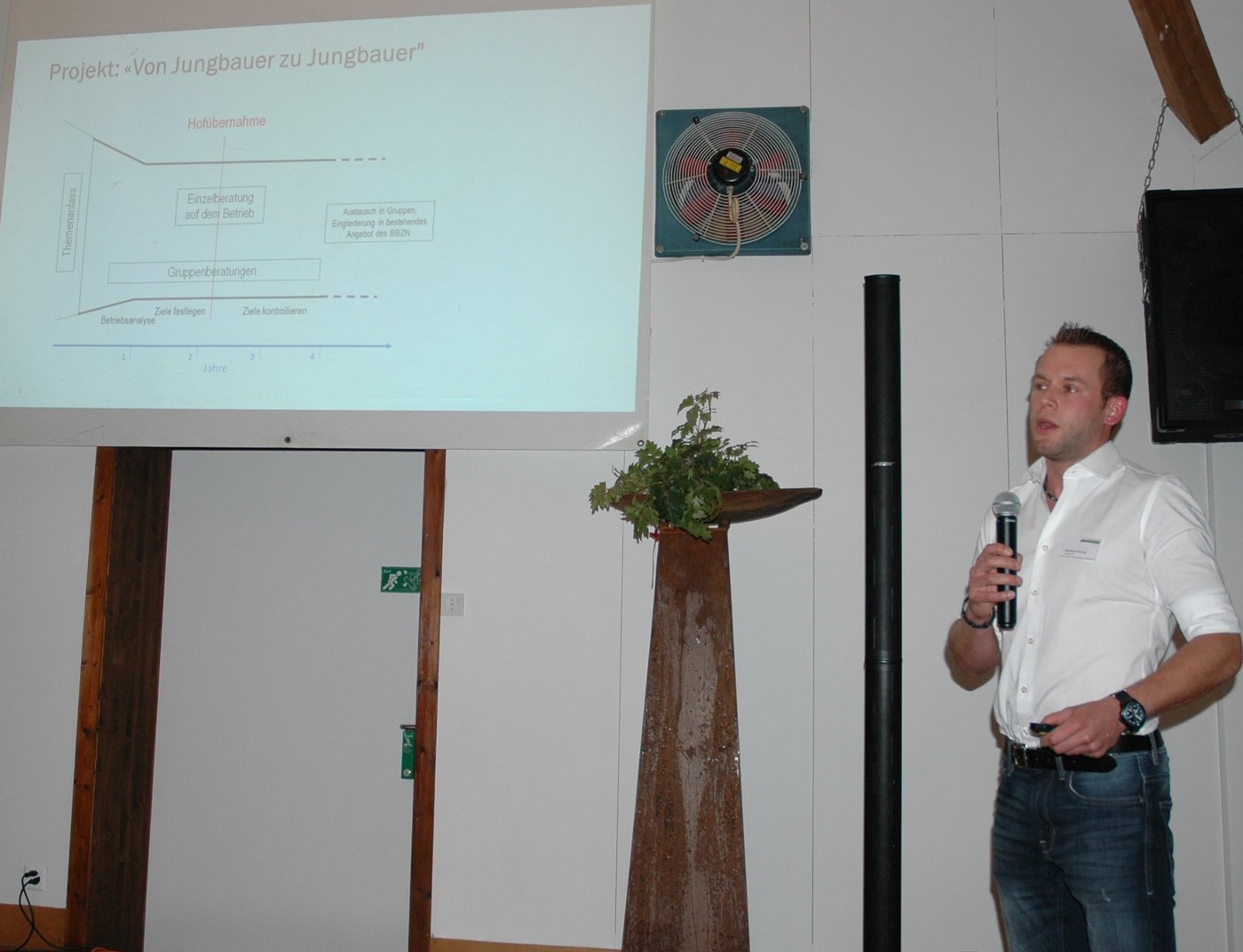 Benjamin Herzog von der Arbeitsgruppe Beratung der Junglandwirtekommission erläutert das neue Angebot für Jungbauern.