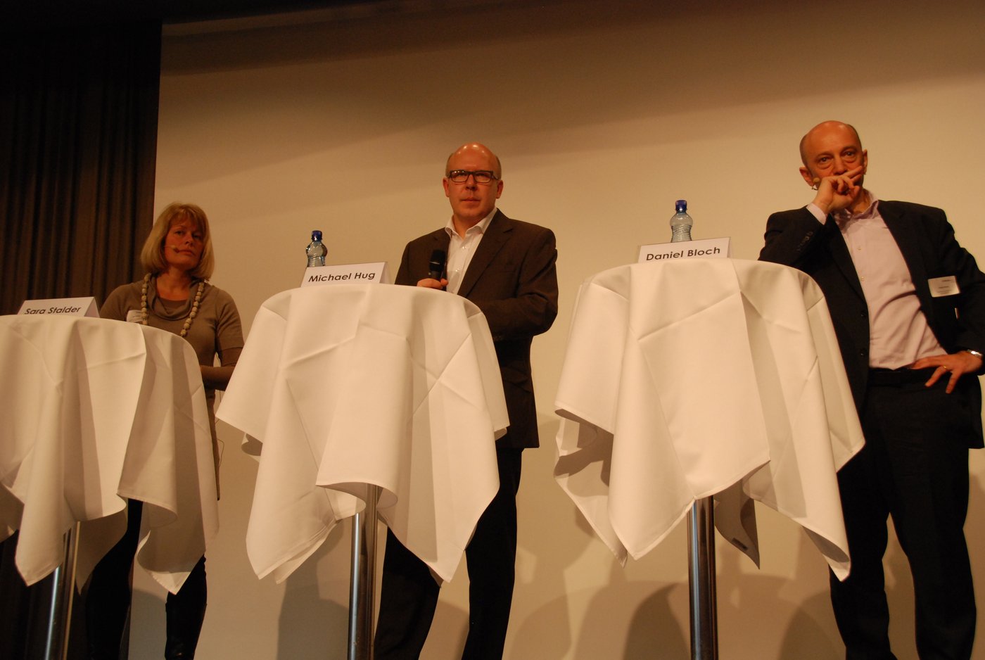 Lauschen gespannt einer Frage aus dem Publikum (v. l. n. r.): Sara Stalder, Michael Hug und Daniel Bloch.