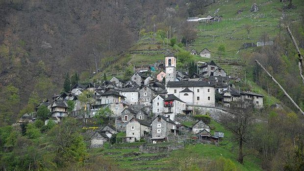 Nur noch 12 Menschen leben in Corippo. Um die Ortschaft vom Aussterben zu bewahren, wird Corippo nun zum Hoteldorf. (Bild Wikimedia)